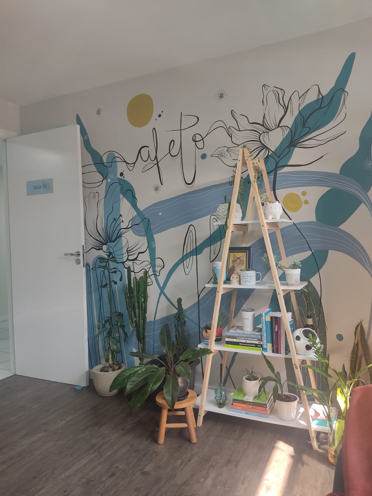 Sala de atendimento com mural Afeto
