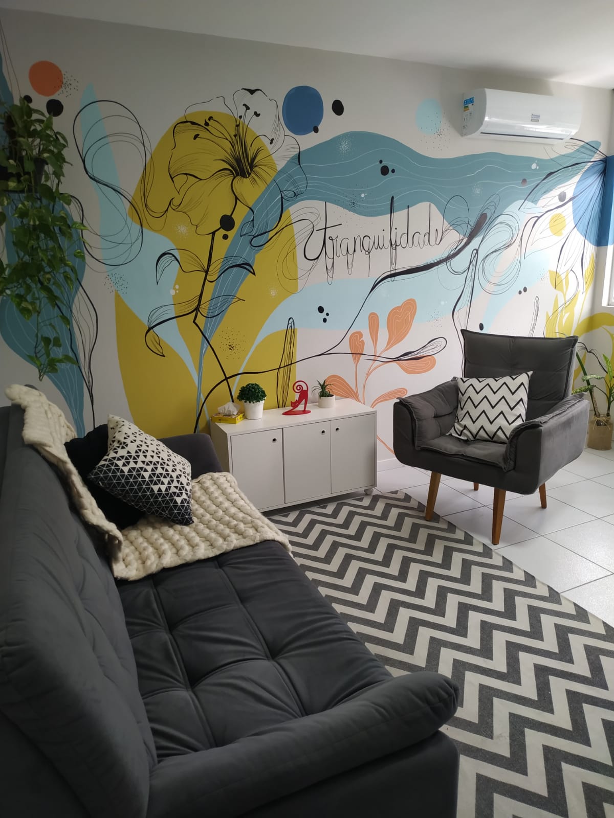 Sala de atendimento com mural Tranquilidade