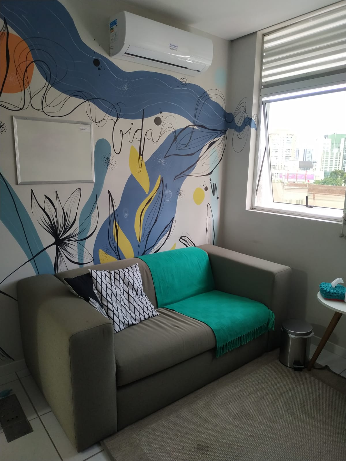 Sala de atendimento com mural Vida
